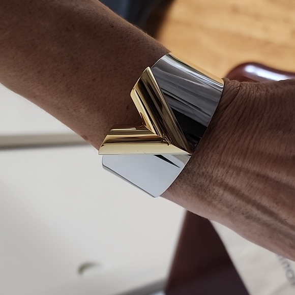 Louis Vuitton Essential V limited edition employee cuff bracelet - Picture 13 of 15